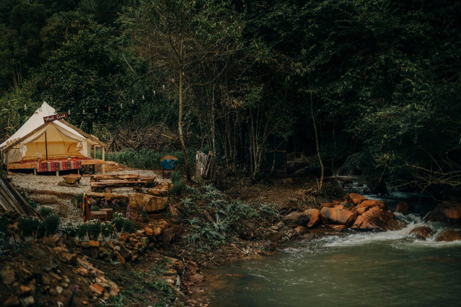 cafe bên suối